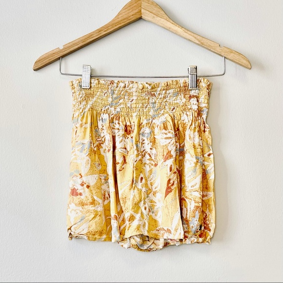 Summer Outfit Yellow Roxy Shorts & White Crop Top - Picture 3 of 12